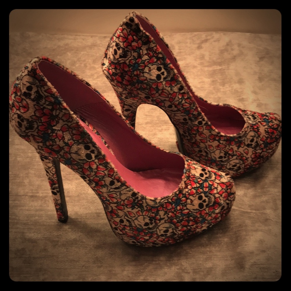Skull printed heels size 6